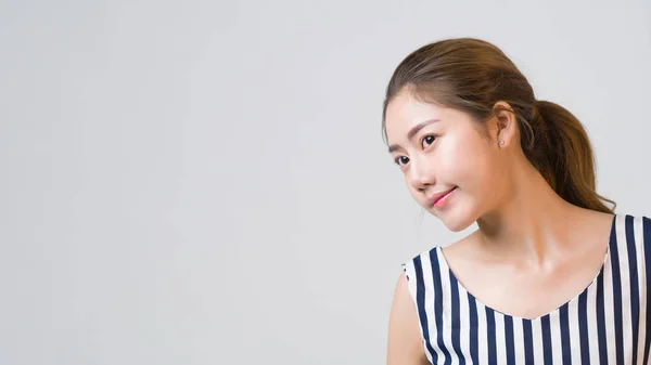 Primer plano de joven linda mujer asiática se ve curioso con poco smi —  Fotos de Stock