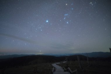 Yıldızlı gökyüzü Masaki Dağı geçmek Odaigahara, nara, Japonya
