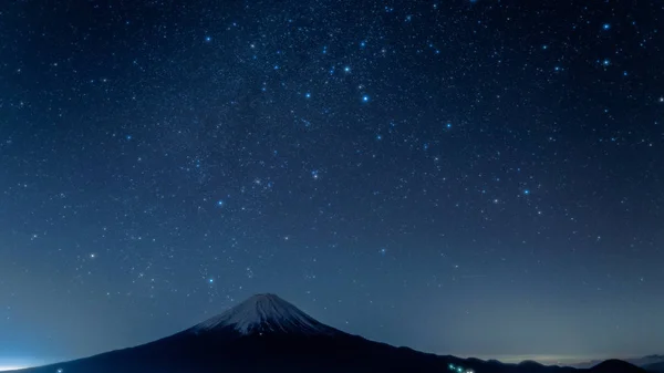 Mont Fuji et ciel étoilé au col de Shinmichi-montagne, Yamanashi, tourisme du Japon — Photo