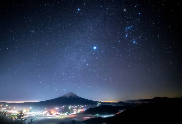 Mont Fuji et ciel étoilé au col de Shinmichi-montagne, Yamanashi, tourisme du Japon — Photo