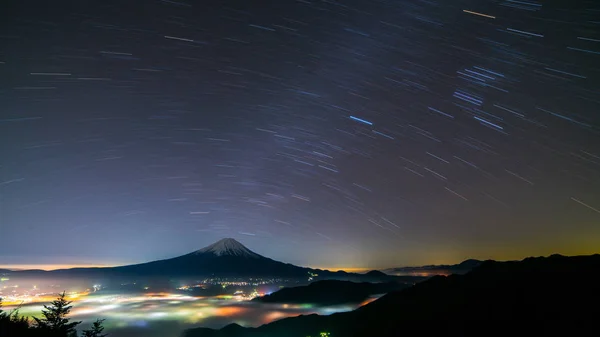Mont Fuji et ciel étoilé au col de Shinmichi-montagne, Yamanashi, tourisme du Japon — Photo