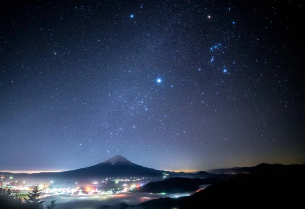 후지산과 일본의 Shinmichi-mountainpass, 야마나시, 관광에서 별이 빛나는 하늘 스톡 이미지