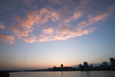 Yodo nehri ve Umeda sabah manzarası, Osaka, Japonya