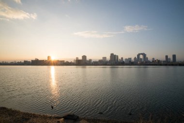 Yodo nehri ve Umeda sabah manzarası, Osaka, Japonya