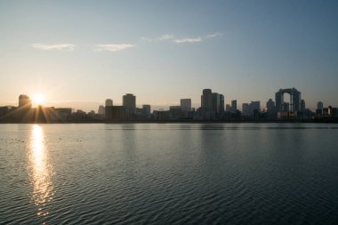 Yodo nehri ve Umeda sabah manzarası, Osaka, Japonya
