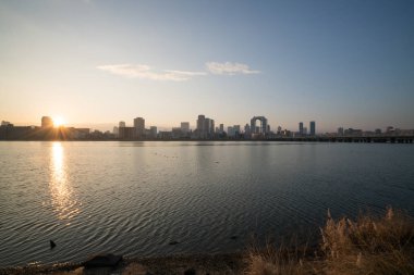 Yodo nehri ve Umeda sabah manzarası, Osaka, Japonya