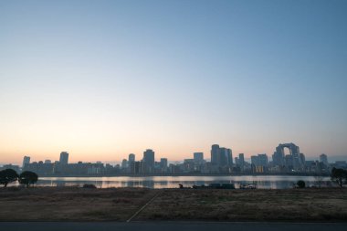 Yodo nehri ve Umeda sabah manzarası, Osaka, Japonya