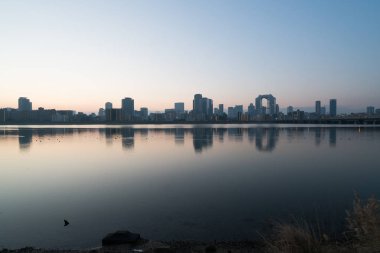 Yodo nehri ve Umeda sabah manzarası, Osaka, Japonya