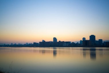 Yodo nehri ve Umeda sabah manzarası, Osaka, Japonya