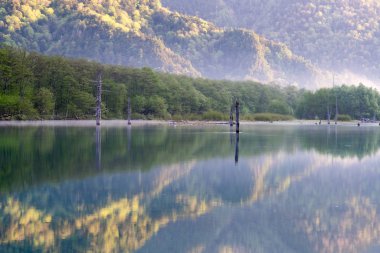 Sabahın erken saatlerinde Kamikochi Taisho-ike göleti, Nagano, Japonya