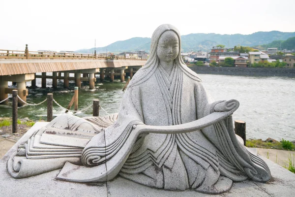 Murasakishikibu Statue Fluss Uji Kyoto Tourismus Japan lizenzfreie Stockbilder