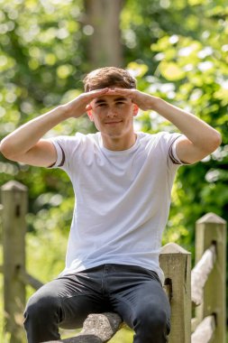 Bir sıcak yaz gününde bir parkta genç çocuk