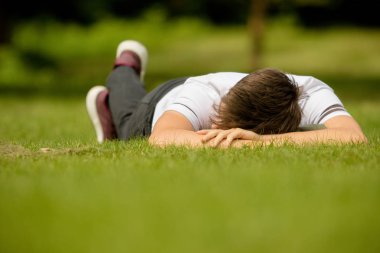 Genç çocuk bir yaz gününde çim döşeme