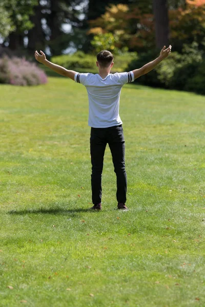 Onun silah outstreched bir yaz günü ile genç çocuk