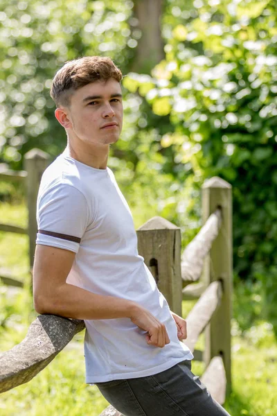 Teenager in einem Park an einem warmen Sommertag — Stockfoto