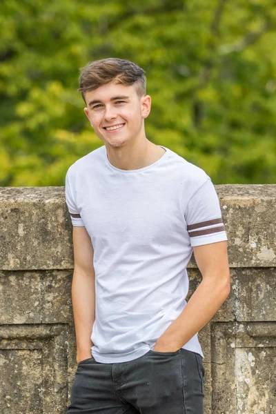 Teenager in einem Park an einem warmen Sommertag — Stockfoto