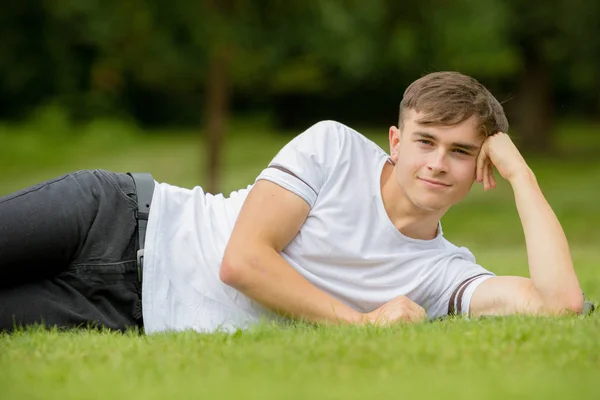 Adolescente acostado en la hierba en un día de verano —  Fotos de Stock