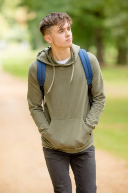 Genç çocuk bir yaz öğleden sonra parkta yürüyüş