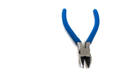 Bir çift beyaz arka plan üzerinde izole mavi işlenmiş Tel kesiciler