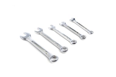 Bir dizi üzerinde beyaz izole metal somun anahtarları