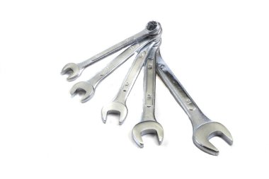 Bir dizi üzerinde beyaz izole metal somun anahtarları