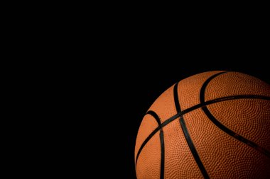 Siyah bir arka plan üzerinde izole bir tek basketbol