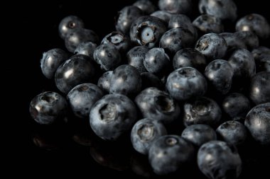 Siyah arka plan üzerine izole yaban mersini yığını