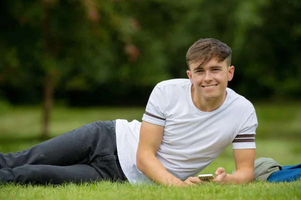 Adolescente acostado en la hierba en un día de verano —  Fotos de Stock