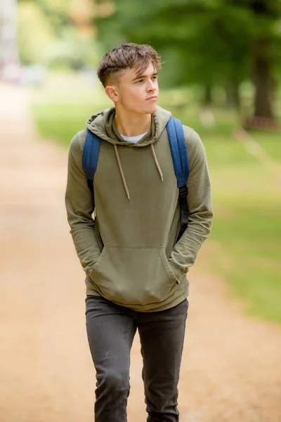 Adolescente caminhando em um parque em uma tarde de verão — Fotografia de Stock