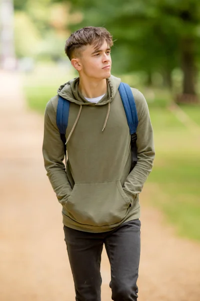 Мальчик-подросток, гуляющий в парке летом днем — стоковое фото