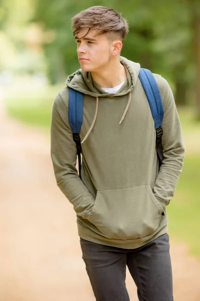 Adolescente caminando en un parque en una tarde de veranos —  Fotos de Stock