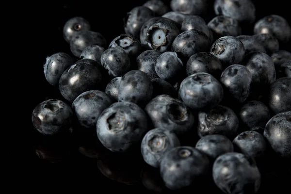 Siyah arka plan üzerine izole yaban mersini yığını