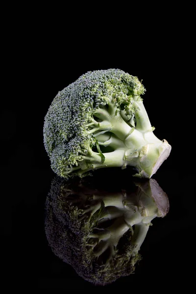 Brokoli florette isloated siyah arka plan ve yansıma — Stok fotoğraf