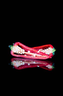 Siyah bir arka plan üzerinde izole jalapeno biber