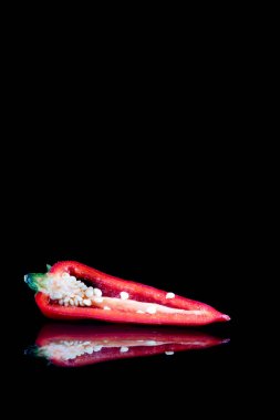 Siyah bir arka plan üzerinde izole jalapeno biber