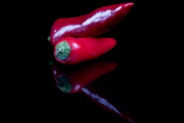 Jalapeño-Paprika isoliert auf schwarzem Hintergrund — Stockfoto