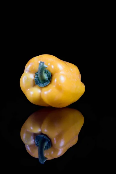 A single yellow sweet bell pepper with reflection — Stock Photo, Image