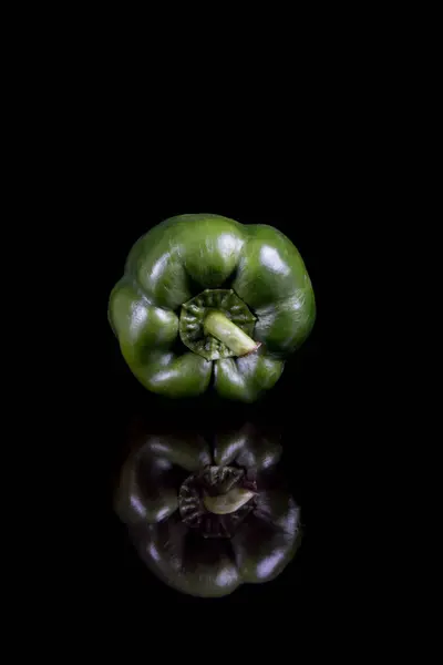A single green sweet bell pepper with reflection — Stock Photo, Image
