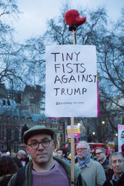  Bakanlıklara Meydanı Londra'da Protestocular toplamak.