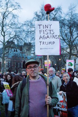  Bakanlıklara Meydanı Londra'da Protestocular toplamak.