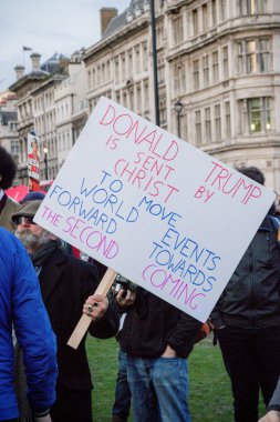  Bakanlıklara Meydanı Londra'da Protestocular toplamak.