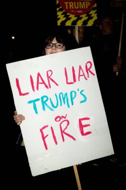  Bakanlıklara Meydanı Londra'da Protestocular toplamak.