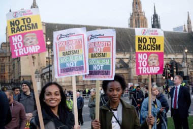  Bakanlıklara Meydanı Londra'da Protestocular toplamak.