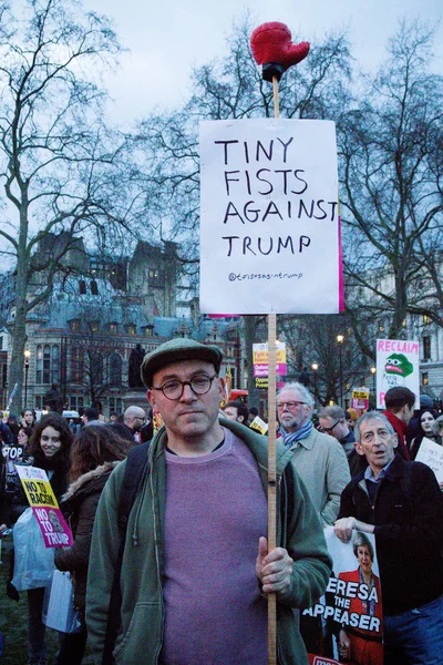  Bakanlıklara Meydanı Londra'da Protestocular toplamak.