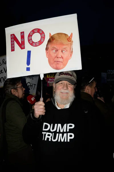 Demonstranter samlas i parlamentet Square London. — Stockfoto