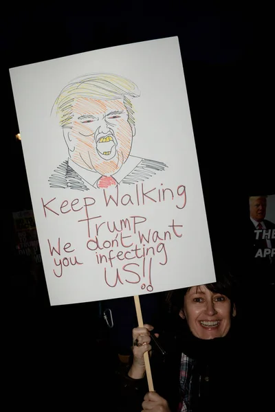 Manifestantes se reúnen en Parliment Square Londres . —  Fotos de Stock