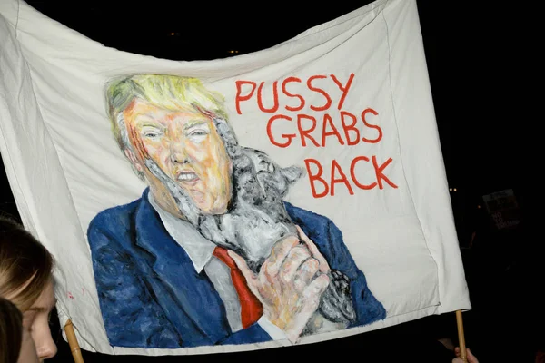  Bakanlıklara Meydanı Londra'da Protestocular toplamak.