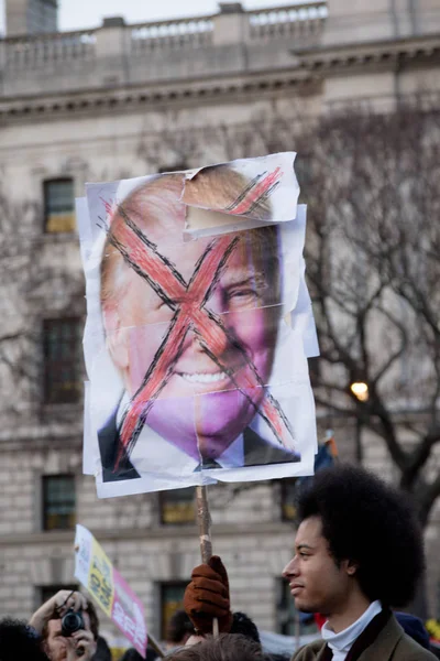 Протестующие собираются на Парламентской площади Лондона . — стоковое фото