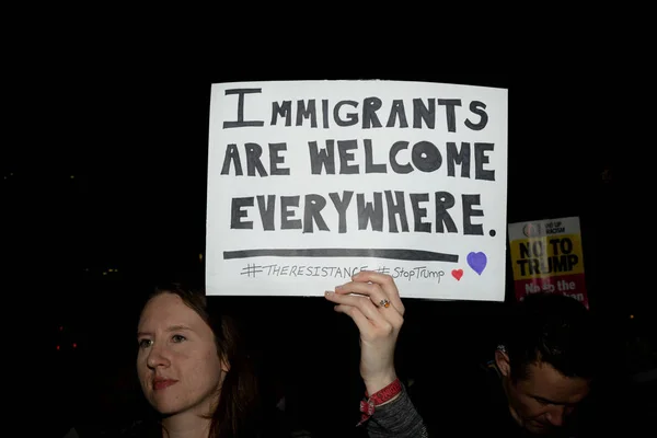 Demonstranti scházejí v parlamentu Square London. — Stock fotografie