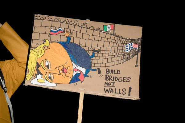  Bakanlıklara Meydanı Londra'da Protestocular toplamak.